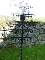 114 Kirche von Ekshaerad_Lebensbaeume auf dem Friedhof